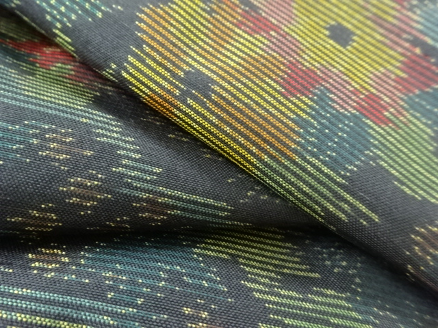  家屋に草花模様織出し本場泥大島紬着物